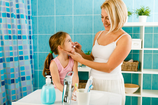 母亲在教孩子怎样正确地刷牙图片下载