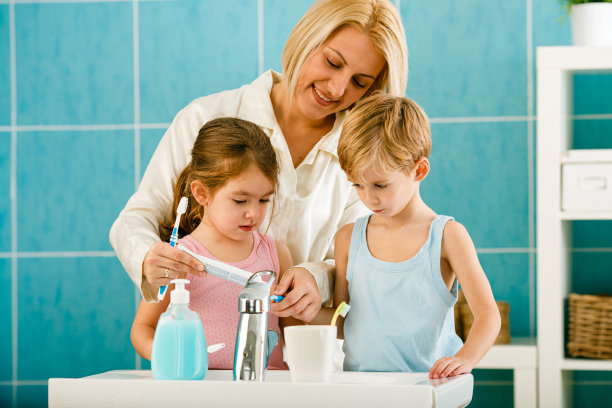 一家人在浴室里一起刷牙图片下载