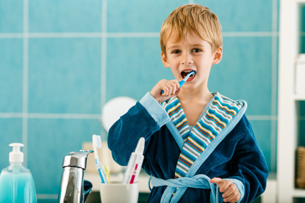 微笑的男孩刷牙图片下载