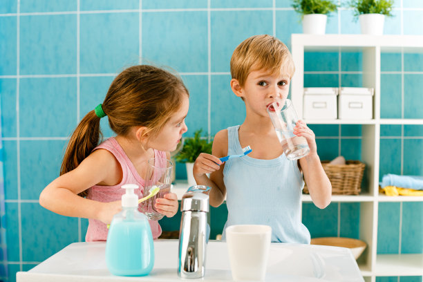 家人早上刷牙图片下载