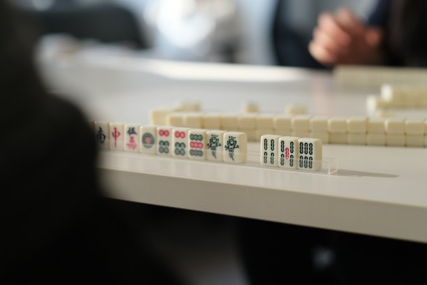 人们玩中国麻将游戏图片下载