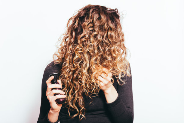 年轻女子使用保湿油图片下载