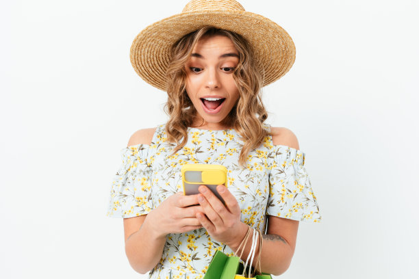 时髦的年轻女子穿着夏天的裙子和帽子图片下载