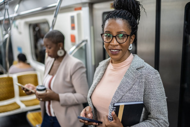 一个成熟女人在地铁里使用手机的肖像图片下载