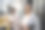 一个成熟女人在地铁里使用手机的肖像图片下载
