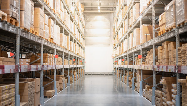 购物区在大仓库商店的房子里面为室内装饰家具。图片下载