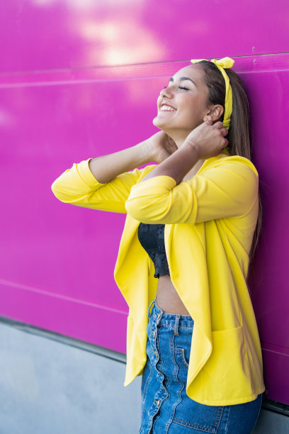 身穿黄色夹克，头戴头巾的年轻女子图片下载