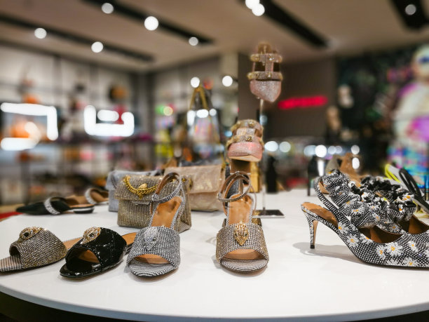 时尚奢华的高跟鞋在鞋店展示图片下载