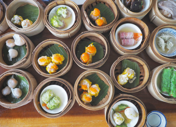 中国餐馆的竹篮蒸点心图片下载