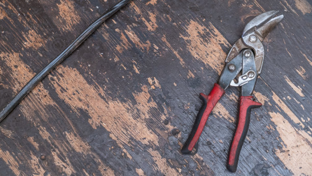 旧生锈钳子的近景。带锈的老式可调钳子。专业的人体工程学修复工具。图片下载