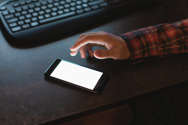 深夜，手机躺在桌子上。把手机屏幕递到桌上图片下载