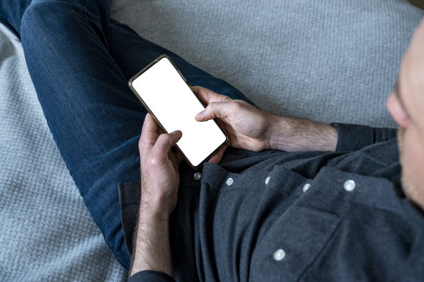 一个用黑屏手机工作的人图片下载