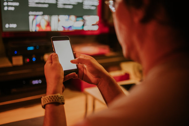 在家使用手机夜生活图片下载