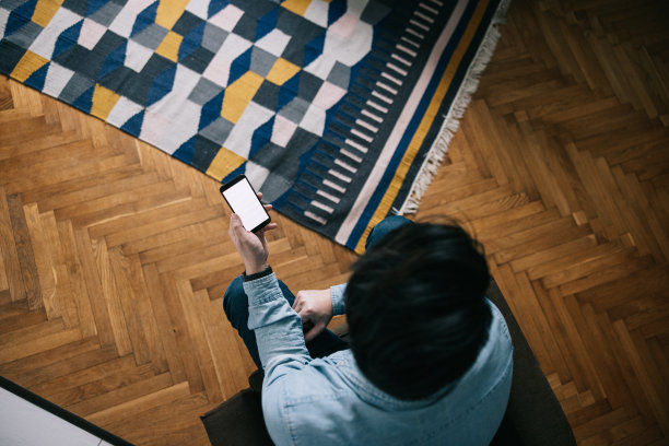 中年男子在家使用智能手机图片下载