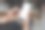 一名年轻女子手里拿着一个带有白色屏幕的手机，特写镜头图片下载
