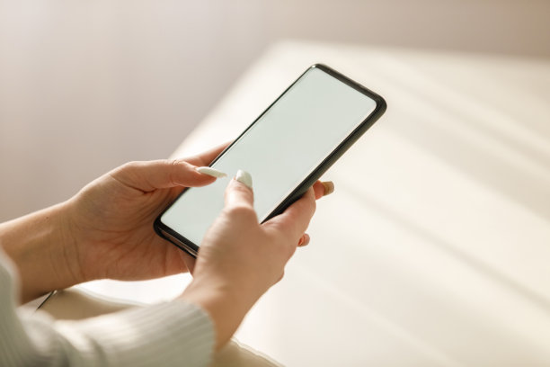 女人手里拿着空白屏幕的手机图片下载