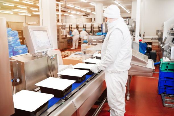 用于生产肉类的包装和切割线。肉类工厂的工业设备。肉类加工厂。肉类生产线。图片下载