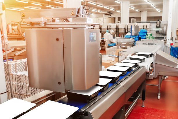 用于生产肉类的包装和切割线。肉类工厂的工业设备。肉类加工厂。肉类生产线。图片下载