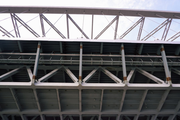 基辅第聂伯河大桥的钢拱结构。从船上看桥。图片下载