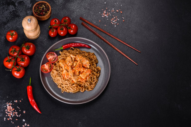 黑色混凝土背景上的泰国面条和鸡肉盘，中国筷子和复制空间图片下载