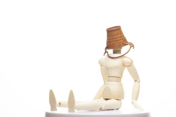 木雕人像生锈的迷你水桶白色背景图片下载