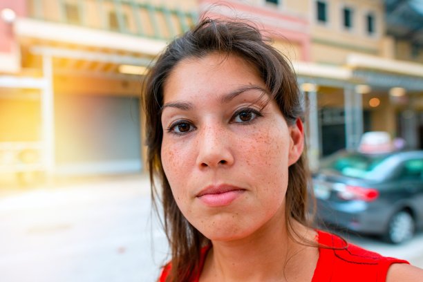 严肃的年轻女人看着镜头图片下载