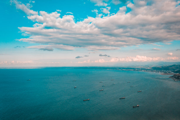 停泊在锚地上的货船。图片下载