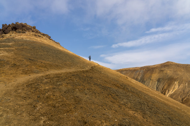 远处的人在赫维拉达里尔地热区徒步旅行图片下载