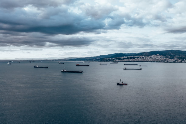 停泊在锚地上的货船。图片下载