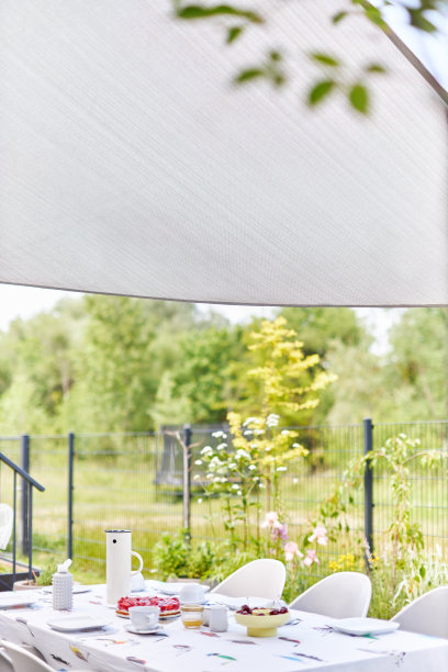 在德国的一个城市花园里，一张桌子被当做咖啡桌，上面放着草莓蛋糕，这张照片是用高分辨率和复制空间拍摄的图片下载