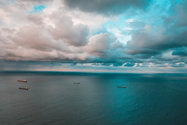 停泊在锚地上的货船。图片下载