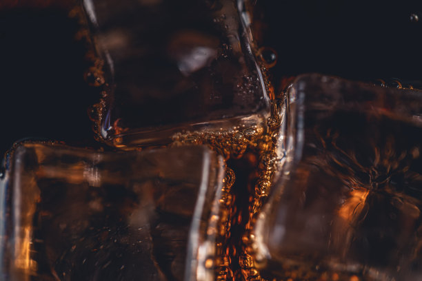 用冰块倒进杯子里的饮料图片下载