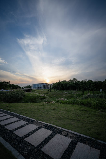 夕阳下的草地和道路图片下载