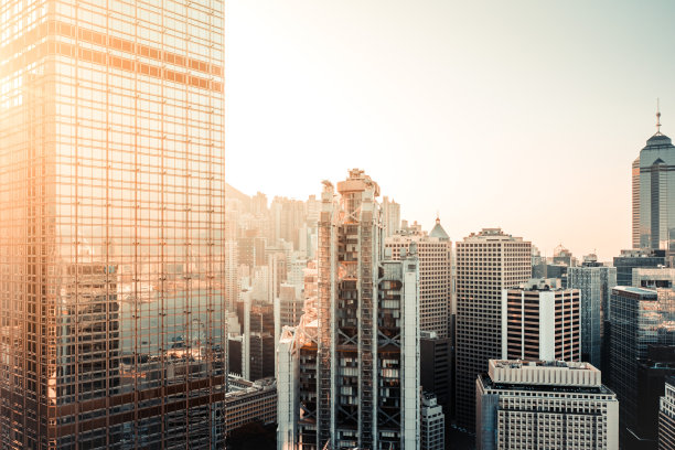 反射在玻璃覆盖的企业建筑上图片下载