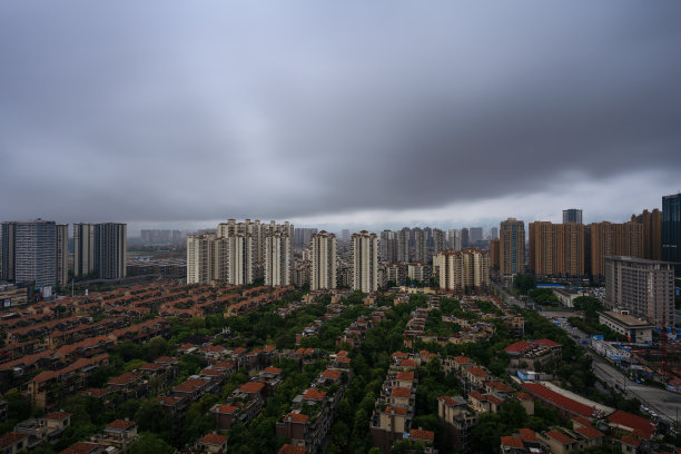 雨天的城市现代建筑图片下载