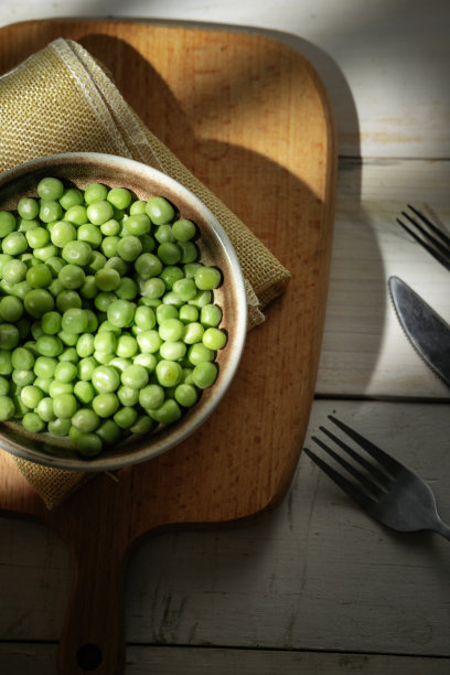 菜板上的豆子图片下载