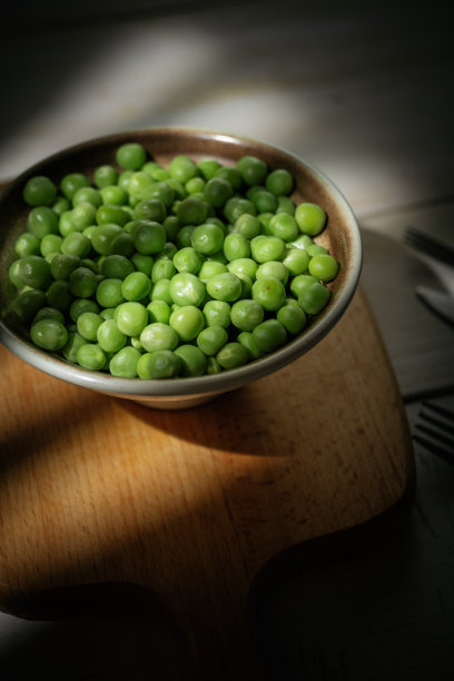 菜板上的豆子图片下载