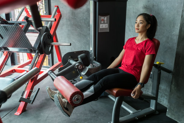 图片年轻的亚洲健康和快乐美丽的健身女运动员在健身房运动服图片下载