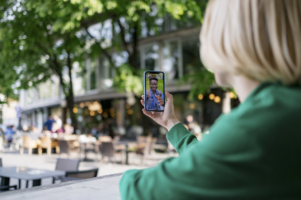 不明身份的女人用智能手机进行视频通话图片下载