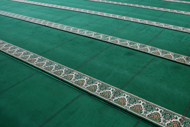 清真寺的长祈祷毯图片下载