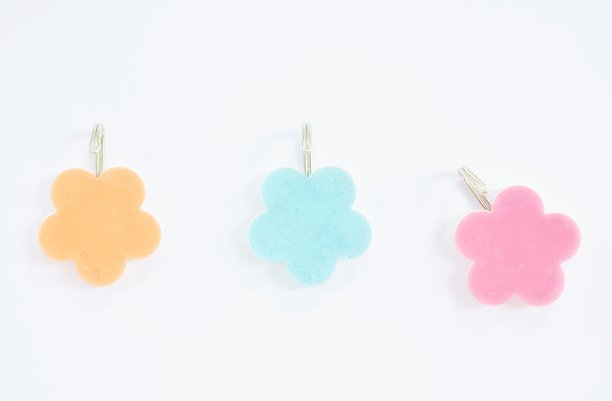 彩色塑料布挂钩移动在白色背景图片下载