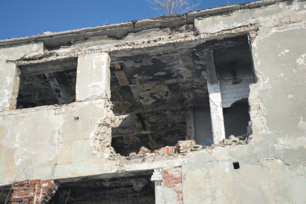 俄罗斯Syzran地区被毁建筑的废墟图片下载