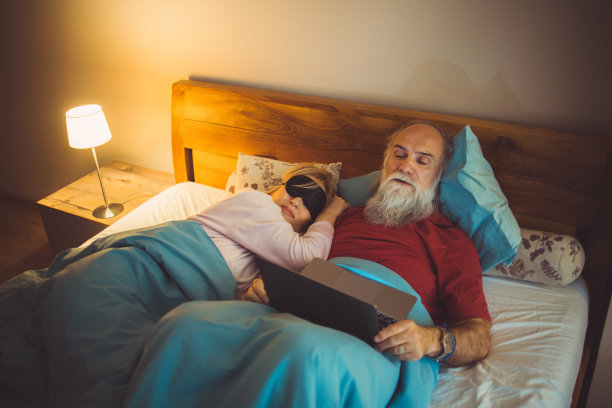 一对老夫妇在床上看网络电视图片下载