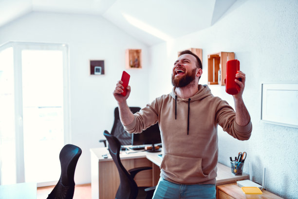 现代男性办公室职员利用休息时间唱歌跳舞图片下载