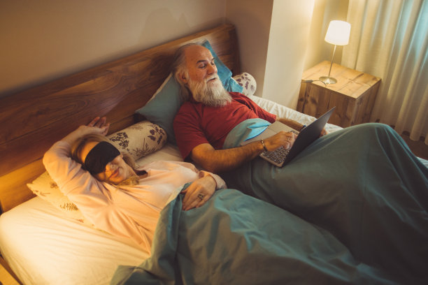 一对老夫妇在床上看网络电视图片下载