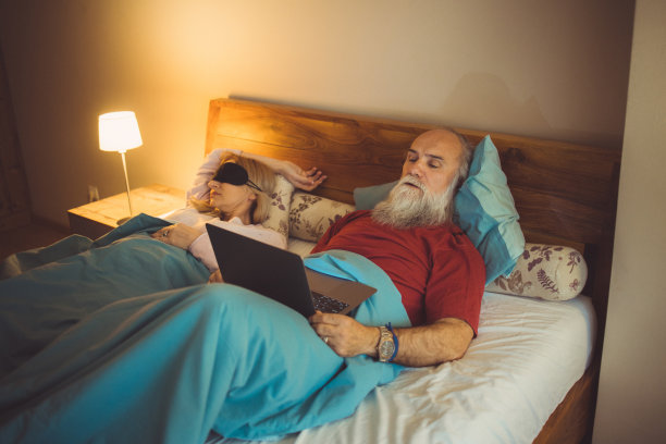 一对老夫妇在床上看网络电视图片下载