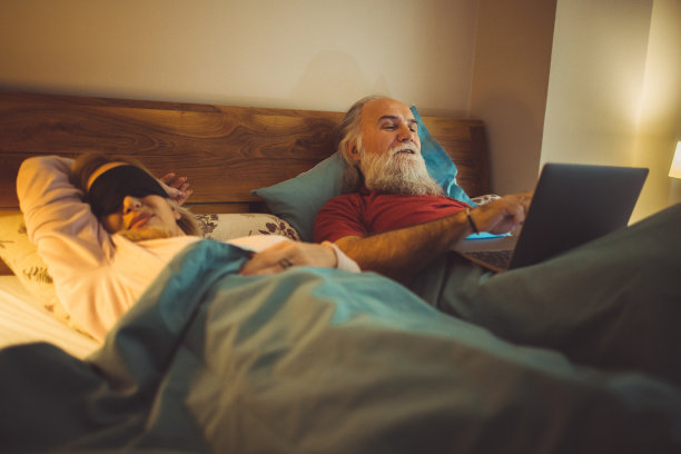 一对老夫妇在床上看网络电视图片下载