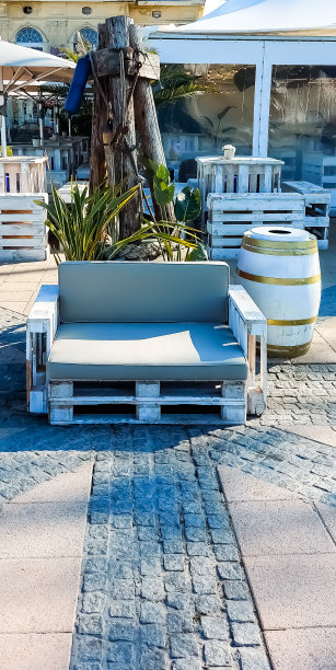 坐在人行道上图片下载