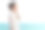 放松的女人呼吸着新鲜空气。图片下载