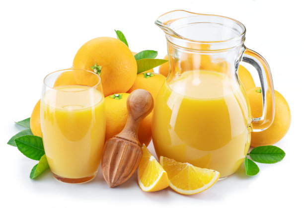 橘黄色的水果和瓶装的新鲜橙汁分离在白色的背景。图片下载